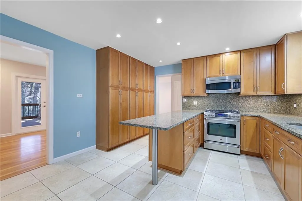 655 Amberidge Trail, Sandy Springs, Georgia 30328, 4 Bedrooms Bedrooms, ,3 BathroomsBathrooms,Residential,Sold,655 Amberidge Trail,6849905