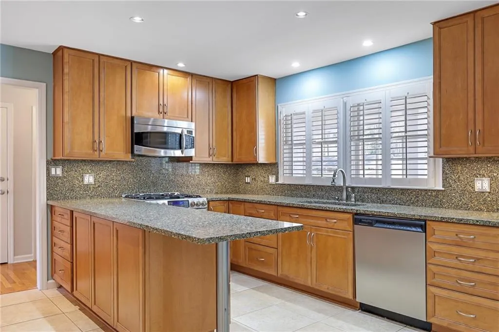 655 Amberidge Trail, Sandy Springs, Georgia 30328, 4 Bedrooms Bedrooms, ,3 BathroomsBathrooms,Residential,Sold,655 Amberidge Trail,6849905