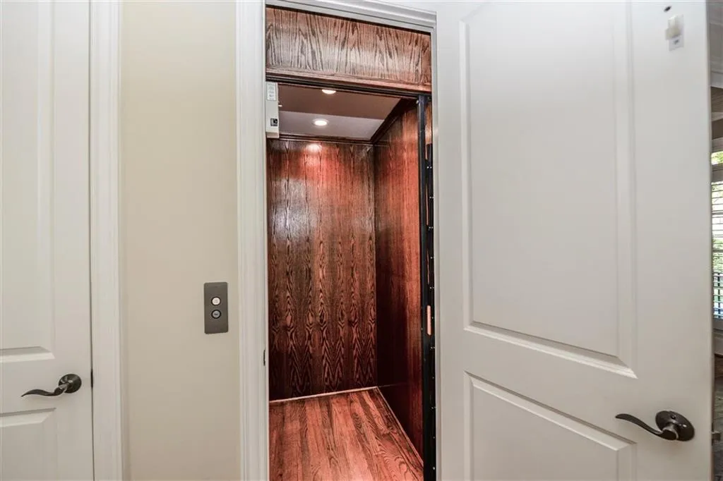 1093 Dunroven Drive, Sandy Springs, Georgia 30342, 4 Bedrooms Bedrooms, ,4 BathroomsBathrooms,Residential,Sold,1093 Dunroven Drive,5755387
