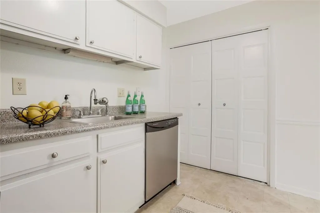 5157 Roswell Road Unit 1, Atlanta, Georgia 30342, 1 Bedroom Bedrooms, ,1 BathroomBathrooms,Residential,Sold,5157 Roswell Road Unit 1,6932471