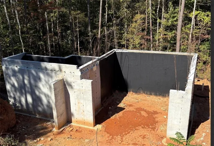 Poured concrete foundation walls with integrated footings
