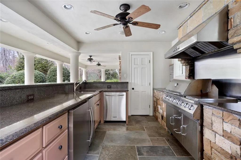 4711 Northside Drive, Sandy Springs, Georgia 30327, 5 Bedrooms Bedrooms, ,5 BathroomsBathrooms,Residential,Sold,4711 Northside Drive,6517376