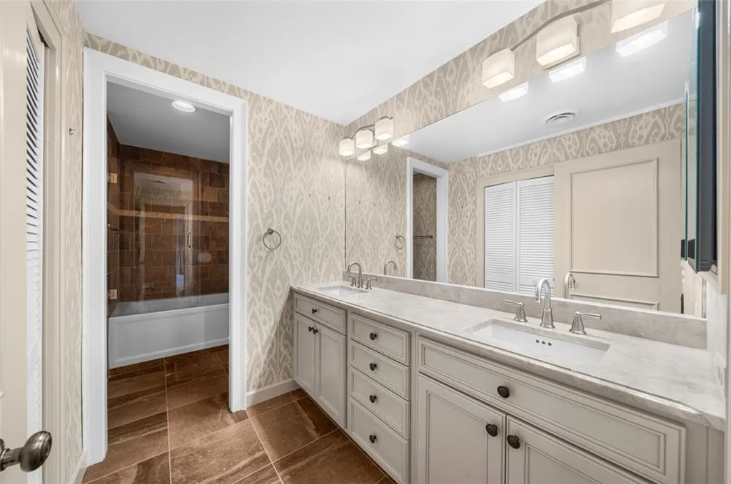 2660 Peachtree Road Nw Unit 16c, Atlanta, Georgia 30305, 2 Bedrooms Bedrooms, 0 ,2 BathroomsBathrooms,Residential,For Sale,2660 Peachtree Road Nw Unit 16c,7741161