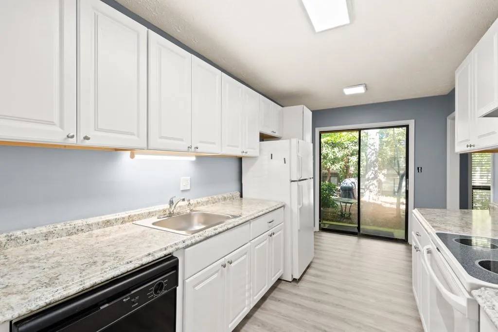8740 Roswell Road Unit 10b, Atlanta, Georgia 30350, 3 Bedrooms Bedrooms, ,2 BathroomsBathrooms,Residential,Sold,8740 Roswell Road Unit 10b,6784862