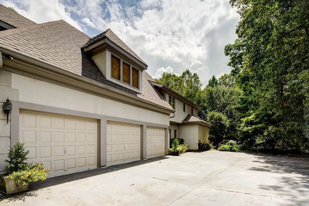 900 Marseilles Drive, Atlanta, Georgia 30327, 6 Bedrooms Bedrooms, ,5 BathroomsBathrooms,Residential,Sold,900 Marseilles Drive,5688177