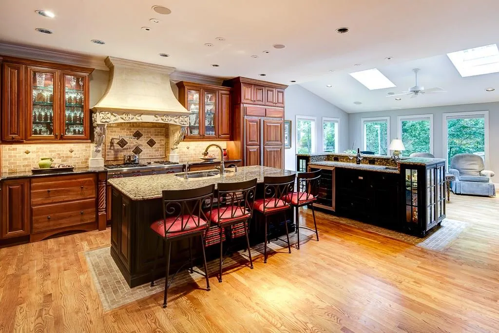 900 Marseilles Drive, Atlanta, Georgia 30327, 6 Bedrooms Bedrooms, ,5 BathroomsBathrooms,Residential,Sold,900 Marseilles Drive,5688177