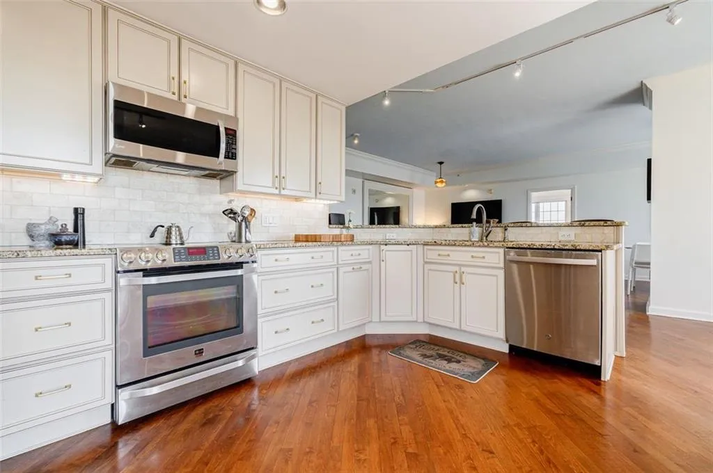 195 14th Street Ne Unit Ph206, Atlanta, Georgia 30309, 2 Bedrooms Bedrooms, ,2 BathroomsBathrooms,Residential,For Sale,195 14th Street Ne Unit Ph206,7553323