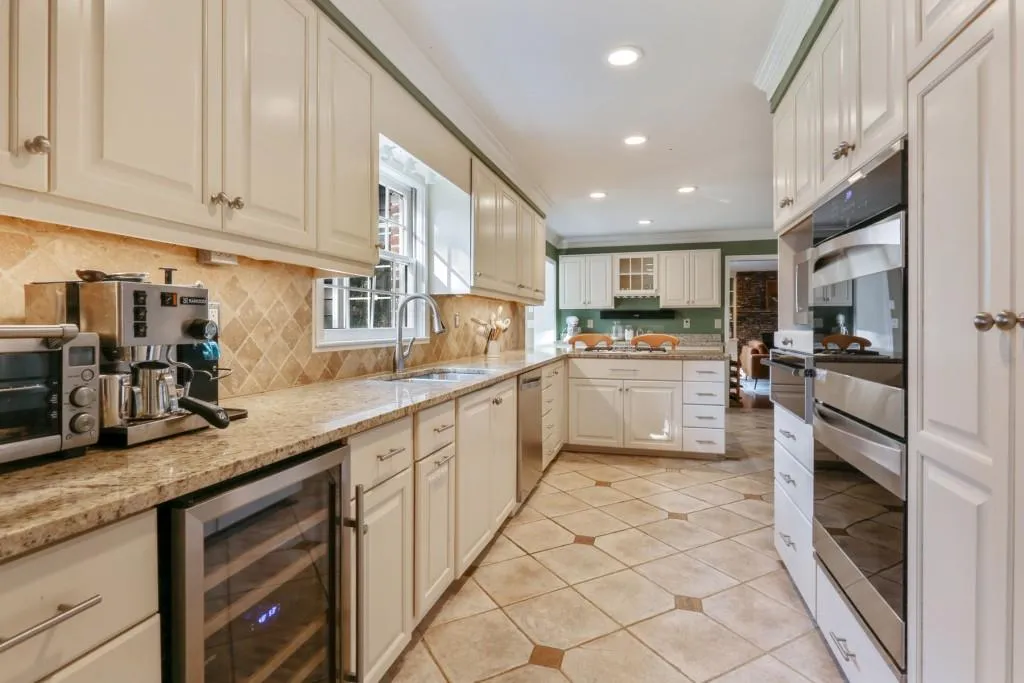 230 Glencourtney Drive, Sandy Springs, Georgia 30328, 5 Bedrooms Bedrooms, ,3 BathroomsBathrooms,Residential,Sold,230 Glencourtney Drive,6626490