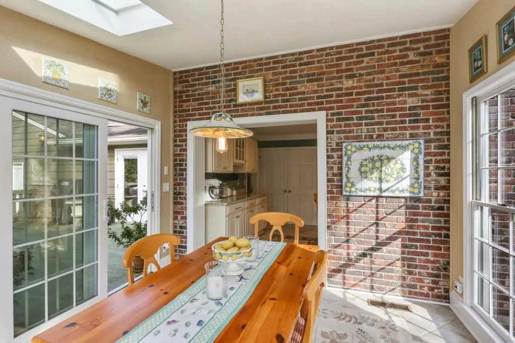 230 Glencourtney Drive, Sandy Springs, Georgia 30328, 5 Bedrooms Bedrooms, ,3 BathroomsBathrooms,Residential,Sold,230 Glencourtney Drive,6626490