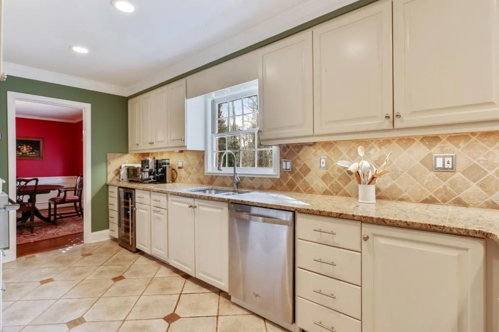 230 Glencourtney Drive, Sandy Springs, Georgia 30328, 5 Bedrooms Bedrooms, ,3 BathroomsBathrooms,Residential,Sold,230 Glencourtney Drive,6626490