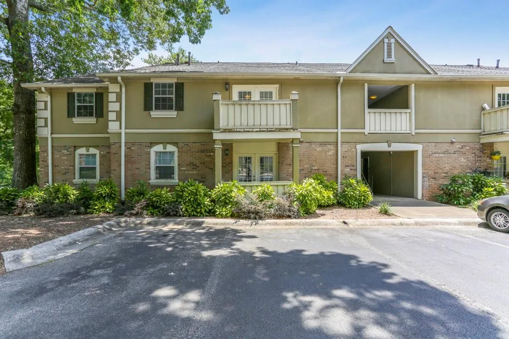 6900 Roswell Road Unit Q1, Sandy Springs, Georgia 30328, 2 Bedrooms Bedrooms, ,2 BathroomsBathrooms,Residential,Sold,6900 Roswell Road Unit Q1,6575788