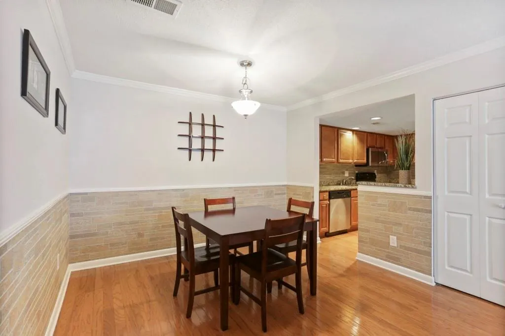 6900 Roswell Road Unit Q1, Sandy Springs, Georgia 30328, 2 Bedrooms Bedrooms, ,2 BathroomsBathrooms,Residential,Sold,6900 Roswell Road Unit Q1,6575788