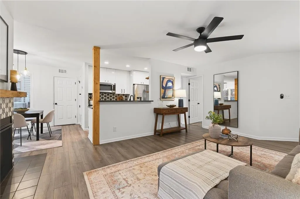 710 Garden Court, Atlanta, Georgia 30328, 2 Bedrooms Bedrooms, ,2 BathroomsBathrooms,Residential,For Sale,710 Garden Court,7692193