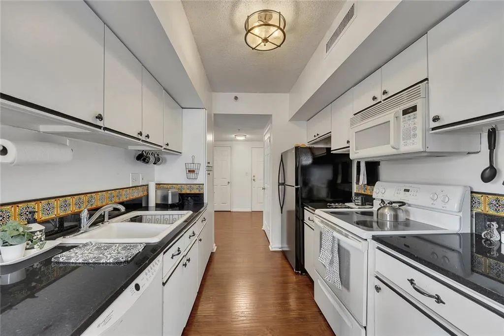 1 Biscayne Drive Nw Unit 302, Atlanta, Georgia 30309, 1 Bedroom Bedrooms, 0 ,1 BathroomBathrooms,Residential,For Sale,1 Biscayne Drive Nw Unit 302,7712016