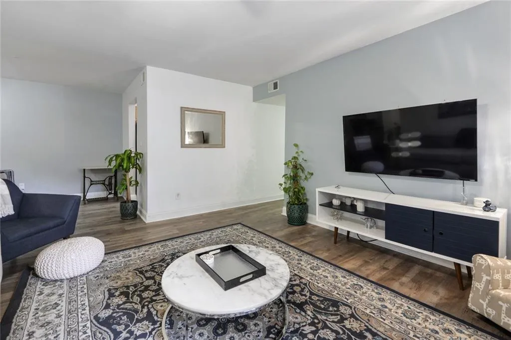 406 Brighton Point, Sandy Springs, Georgia 30328, 2 Bedrooms Bedrooms, ,2 BathroomsBathrooms,Residential,Sold,406 Brighton Point,6775009