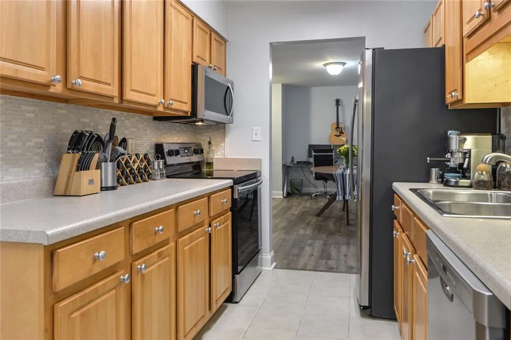 406 Brighton Point, Sandy Springs, Georgia 30328, 2 Bedrooms Bedrooms, ,2 BathroomsBathrooms,Residential,Sold,406 Brighton Point,6775009