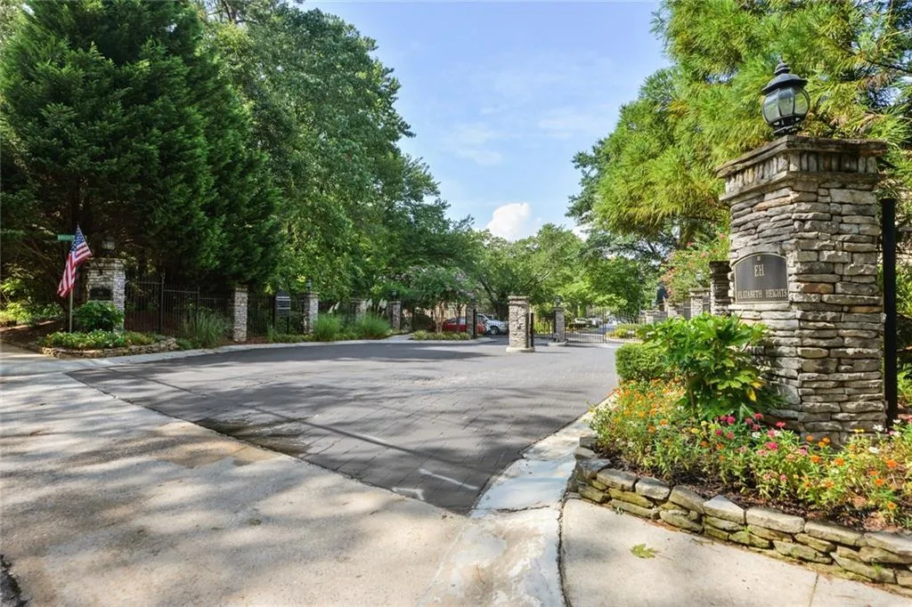 406 Brighton Point, Sandy Springs, Georgia 30328, 2 Bedrooms Bedrooms, ,2 BathroomsBathrooms,Residential,Sold,406 Brighton Point,6775009