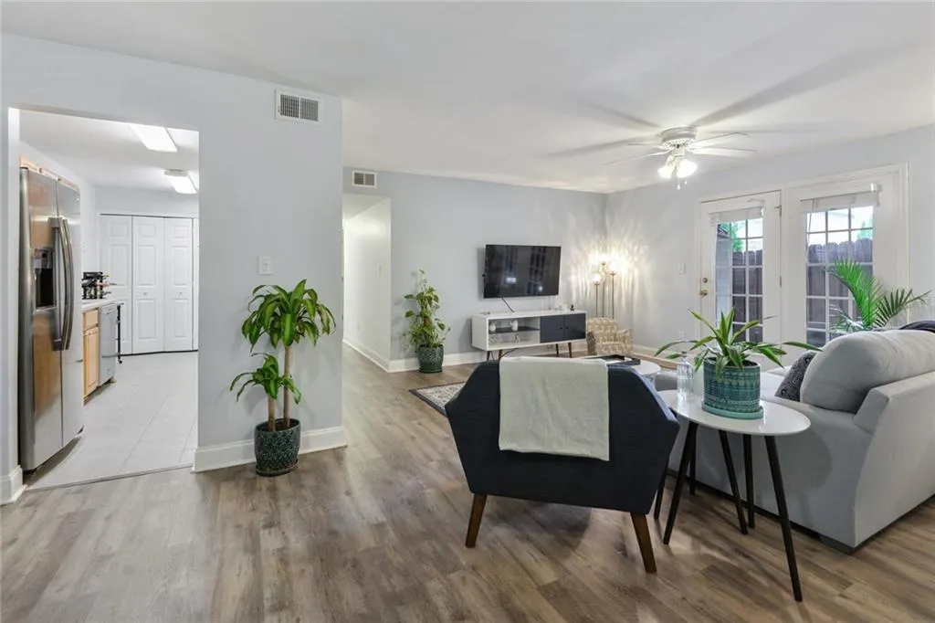 406 Brighton Point, Sandy Springs, Georgia 30328, 2 Bedrooms Bedrooms, ,2 BathroomsBathrooms,Residential,Sold,406 Brighton Point,6775009