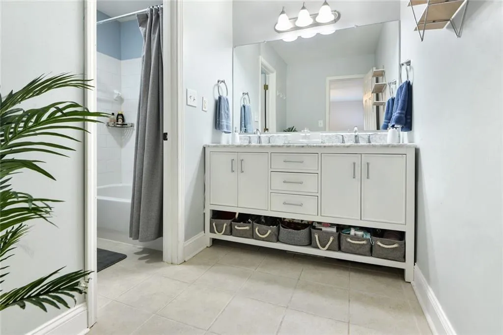 406 Brighton Point, Sandy Springs, Georgia 30328, 2 Bedrooms Bedrooms, ,2 BathroomsBathrooms,Residential,Sold,406 Brighton Point,6775009