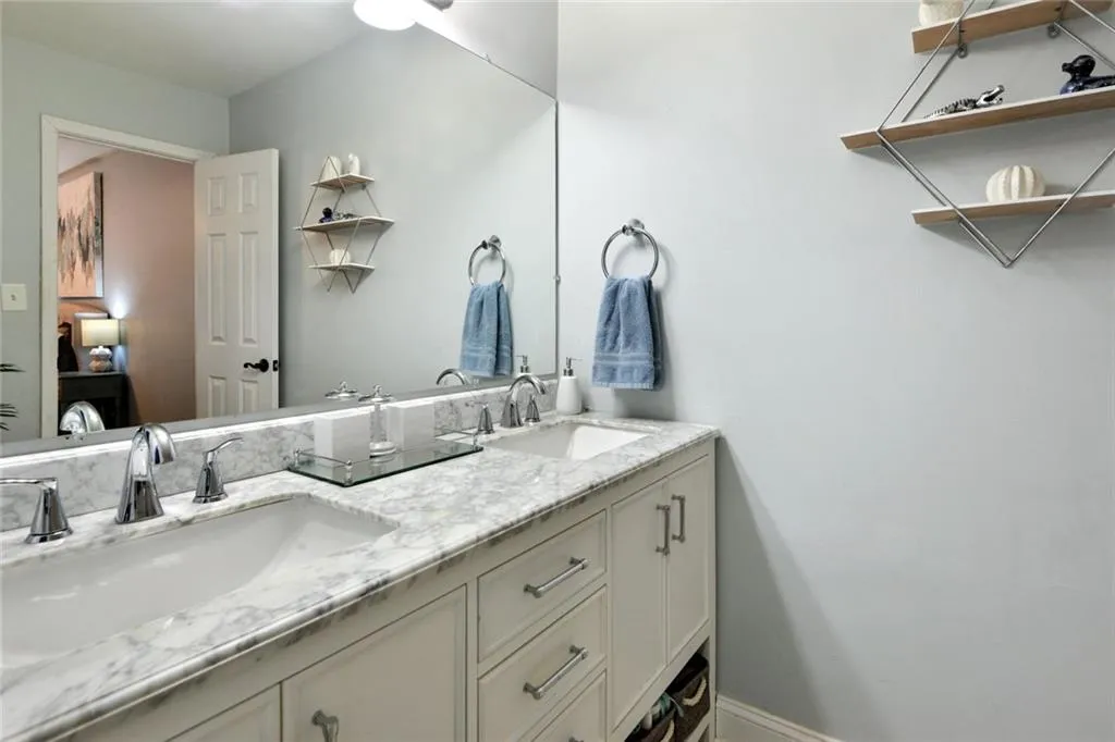 406 Brighton Point, Sandy Springs, Georgia 30328, 2 Bedrooms Bedrooms, ,2 BathroomsBathrooms,Residential,Sold,406 Brighton Point,6775009