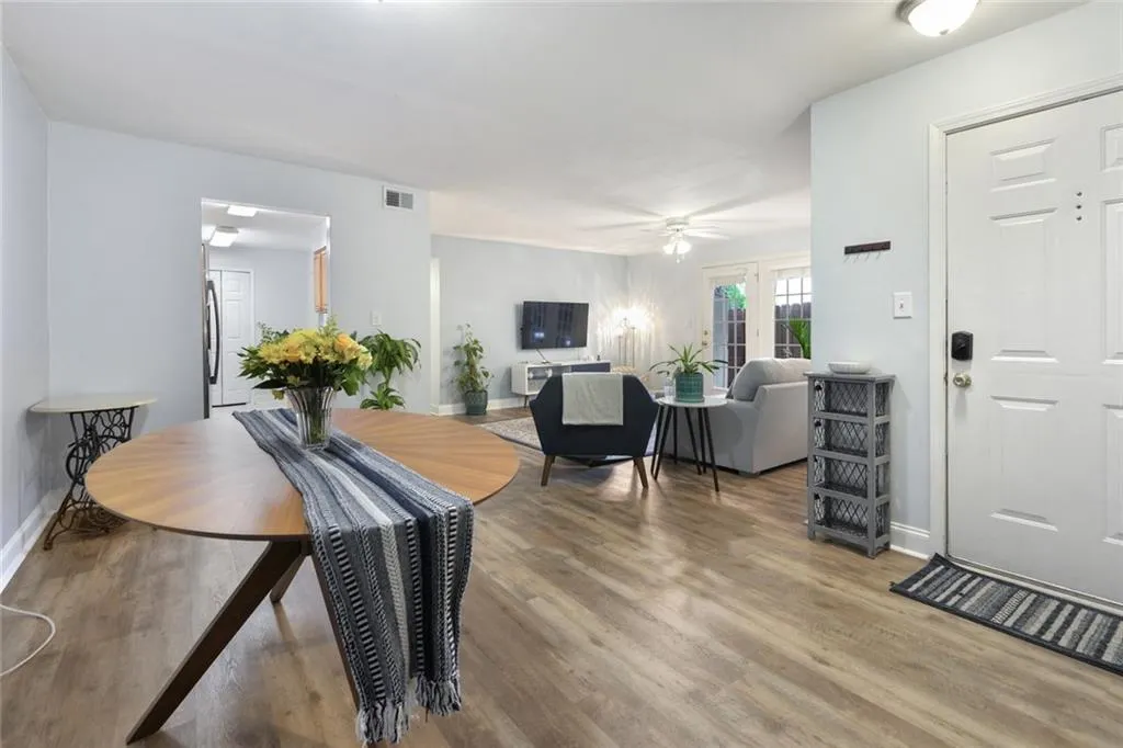 406 Brighton Point, Sandy Springs, Georgia 30328, 2 Bedrooms Bedrooms, ,2 BathroomsBathrooms,Residential,Sold,406 Brighton Point,6775009