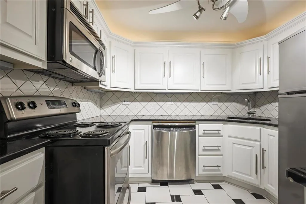 2637 Peachtree Road Ne Unit 407, Atlanta, Georgia 30305, 2 Bedrooms Bedrooms, ,3 BathroomsBathrooms,Residential,For Sale,2637 Peachtree Road Ne Unit 407,7558043