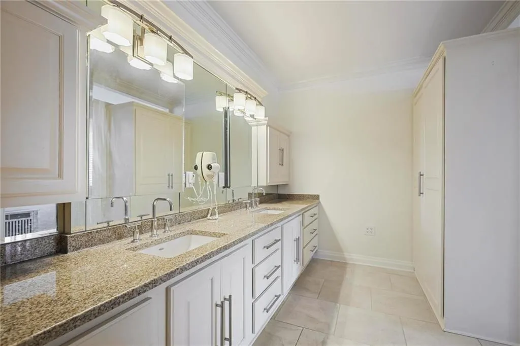 2637 Peachtree Road Ne Unit 407, Atlanta, Georgia 30305, 2 Bedrooms Bedrooms, ,3 BathroomsBathrooms,Residential,For Sale,2637 Peachtree Road Ne Unit 407,7558043