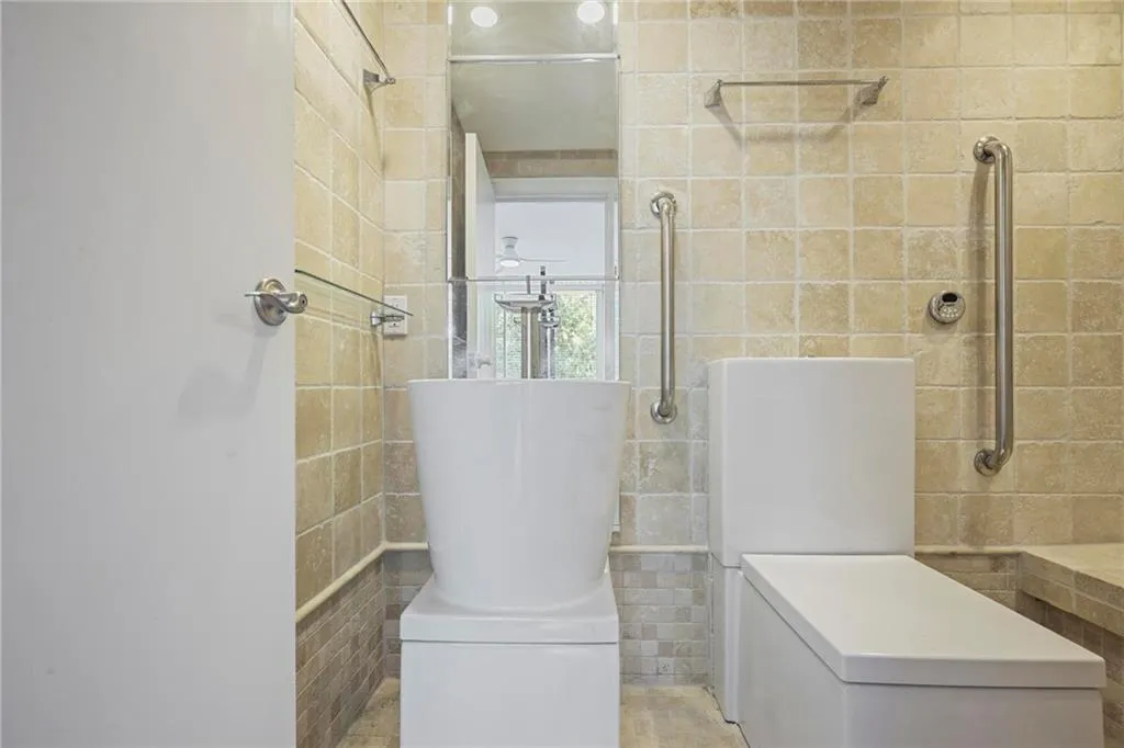 2637 Peachtree Road Ne Unit 407, Atlanta, Georgia 30305, 2 Bedrooms Bedrooms, ,3 BathroomsBathrooms,Residential,For Sale,2637 Peachtree Road Ne Unit 407,7558043