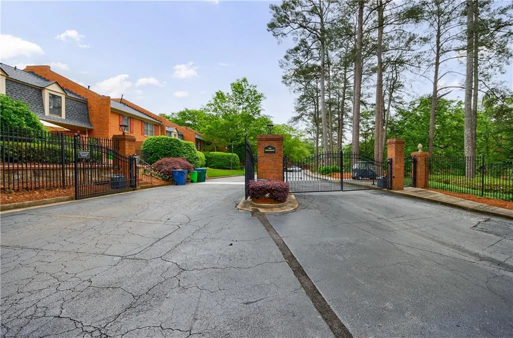 27306 Plantation Drive Ne, Atlanta, Georgia 30324, 2 Bedrooms Bedrooms, ,2 BathroomsBathrooms,Residential,Sold,27306 Plantation Drive Ne,7567328