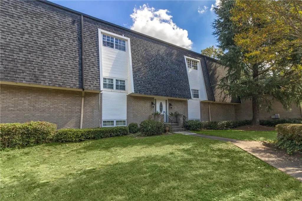 5325 Chemin De Vie, Sandy Springs, Georgia 30342, 2 Bedrooms Bedrooms, ,2 BathroomsBathrooms,Residential,Sold,5325 Chemin De Vie,6949726