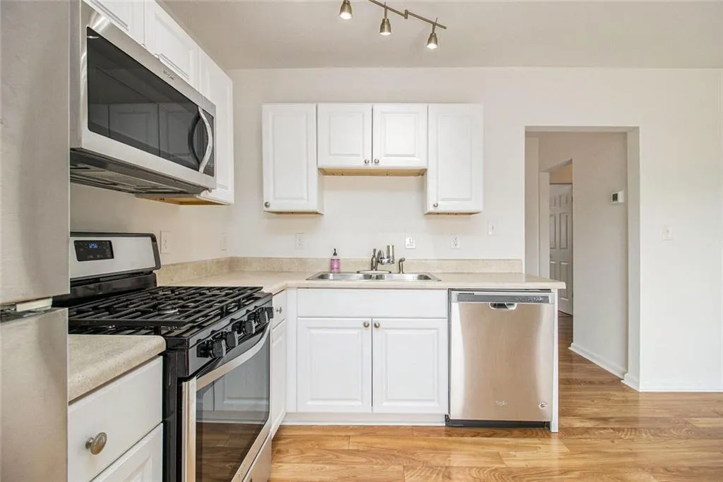 1705 Monroe Drive Ne Unit B4, Atlanta, Georgia 30324, 2 Bedrooms Bedrooms, ,1 BathroomBathrooms,Residential,For Sale,1705 Monroe Drive Ne Unit B4,7636737