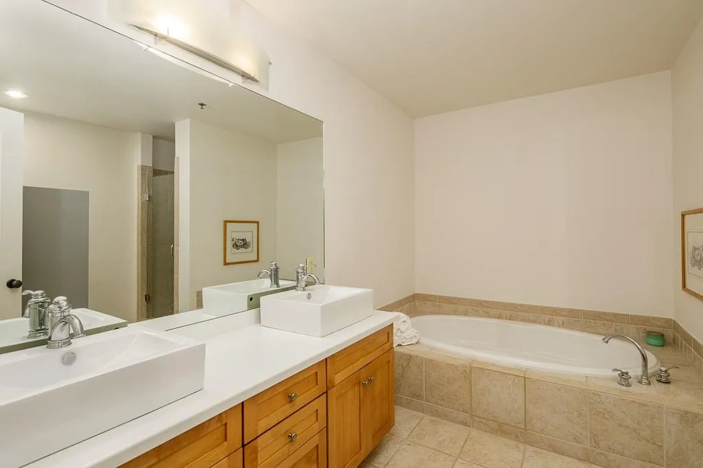 6105 Blue Stone Road Unit 206, Atlanta, Georgia 30328, 2 Bedrooms Bedrooms, ,2 BathroomsBathrooms,Residential,Sold,6105 Blue Stone Road Unit 206,6566024