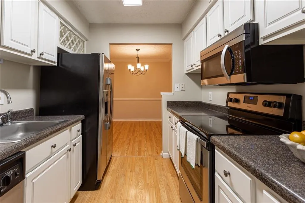 5143 Roswell Road Unit 5, Atlanta, Georgia 30342, 2 Bedrooms Bedrooms, ,1 BathroomBathrooms,Residential,Sold,5143 Roswell Road Unit 5,6717554