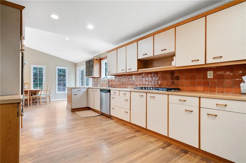 315 Amberidge Trail, Sandy Springs, Georgia 30328, 3 Bedrooms Bedrooms, ,2 BathroomsBathrooms,Residential,Sold,315 Amberidge Trail,6853998