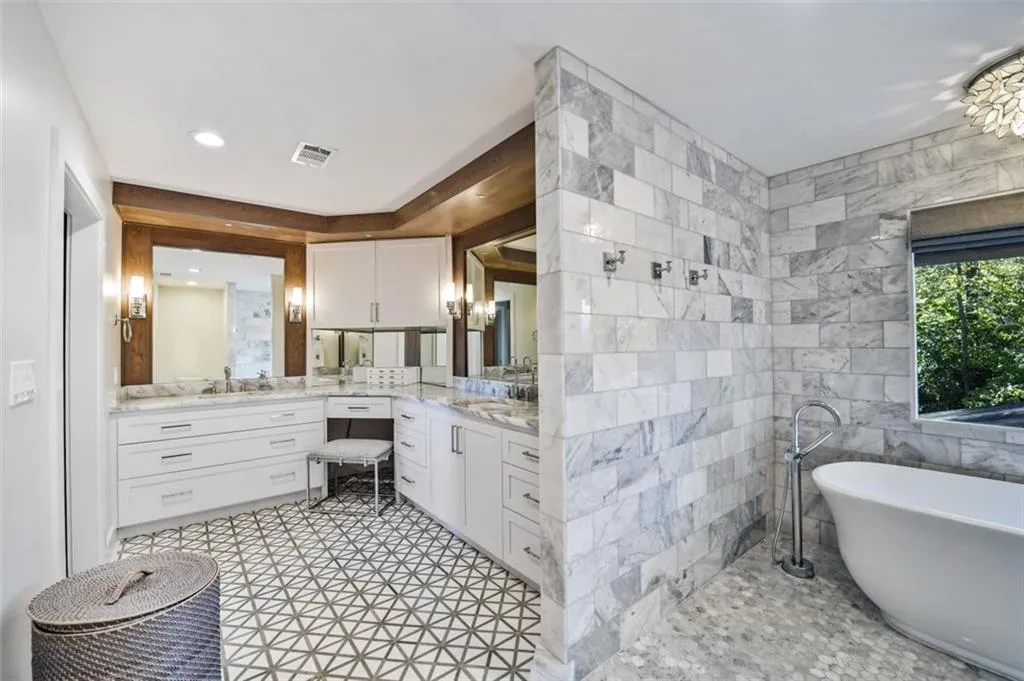 300 Amherst Court, Atlanta, Georgia 30328, 4 Bedrooms Bedrooms, ,3 BathroomsBathrooms,Residential,Sold,300 Amherst Court,6963329