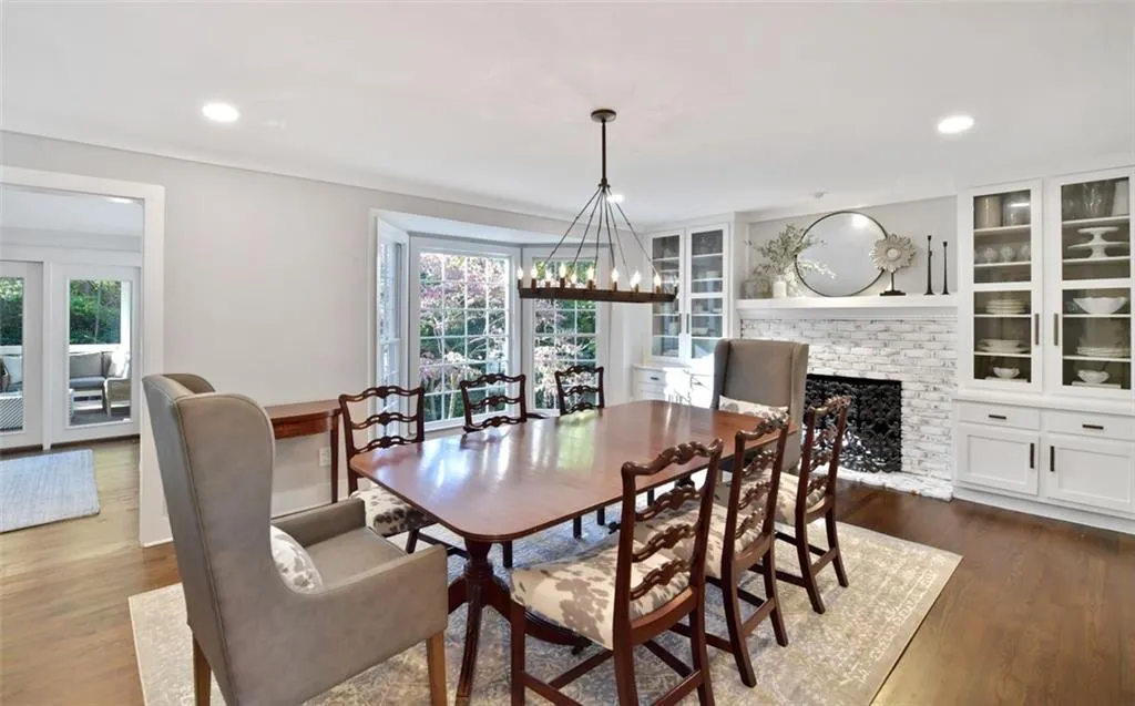 300 Amherst Court, Atlanta, Georgia 30328, 4 Bedrooms Bedrooms, ,3 BathroomsBathrooms,Residential,Sold,300 Amherst Court,6963329