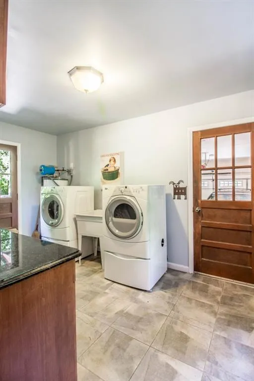 135 N Mill Road, Sandy Springs, Georgia 30328, 4 Bedrooms Bedrooms, ,3 BathroomsBathrooms,Residential,Sold,135 N Mill Road,5757501