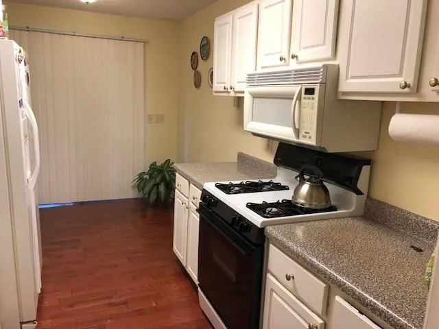5135 Roswell Road Unit 02, Atlanta, Georgia 30342, 2 Bedrooms Bedrooms, ,2 BathroomsBathrooms,Residential,Sold,5135 Roswell Road Unit 02,6001094