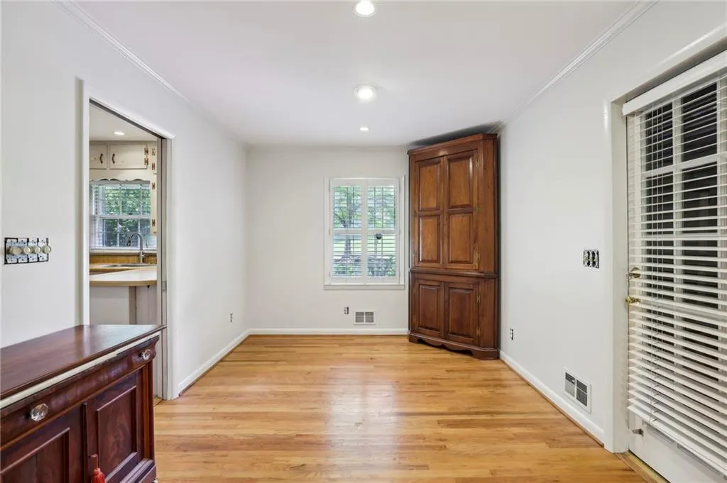 Dining room with ornamental molding