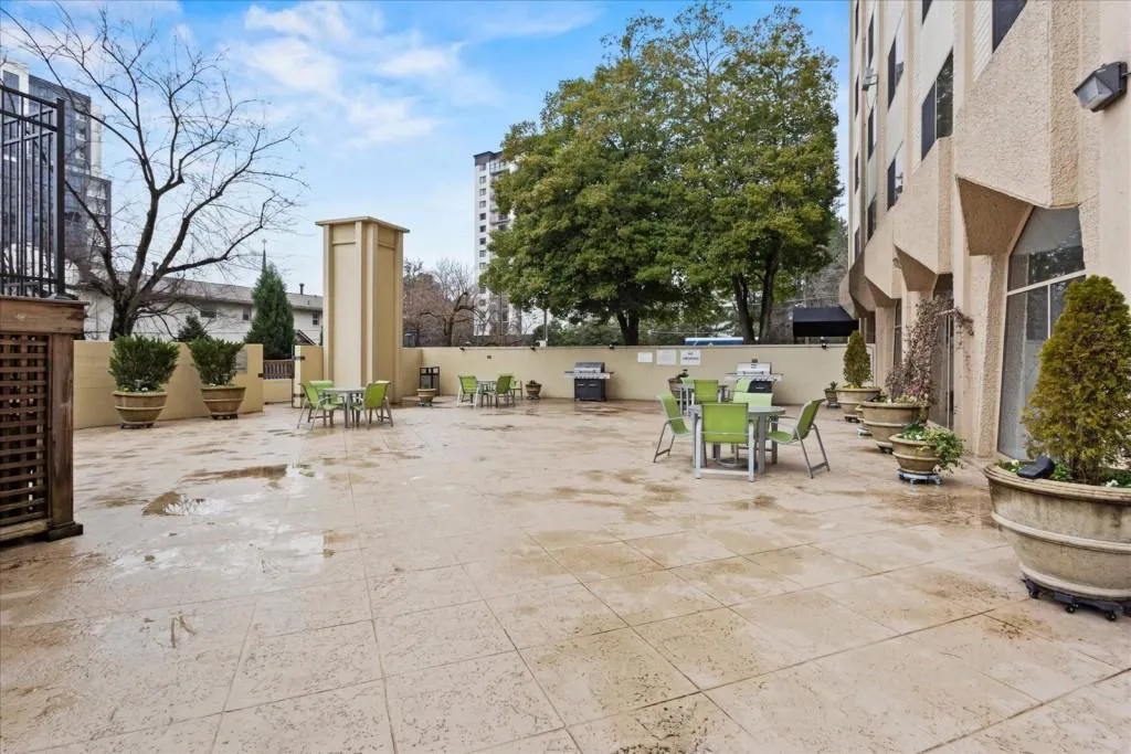 2479 Peachtree Road Unit 101, Atlanta, Georgia 30324, 2 Bedrooms Bedrooms, ,2 BathroomsBathrooms,Residential,For Sale,2479 Peachtree Road Unit 101,7509560