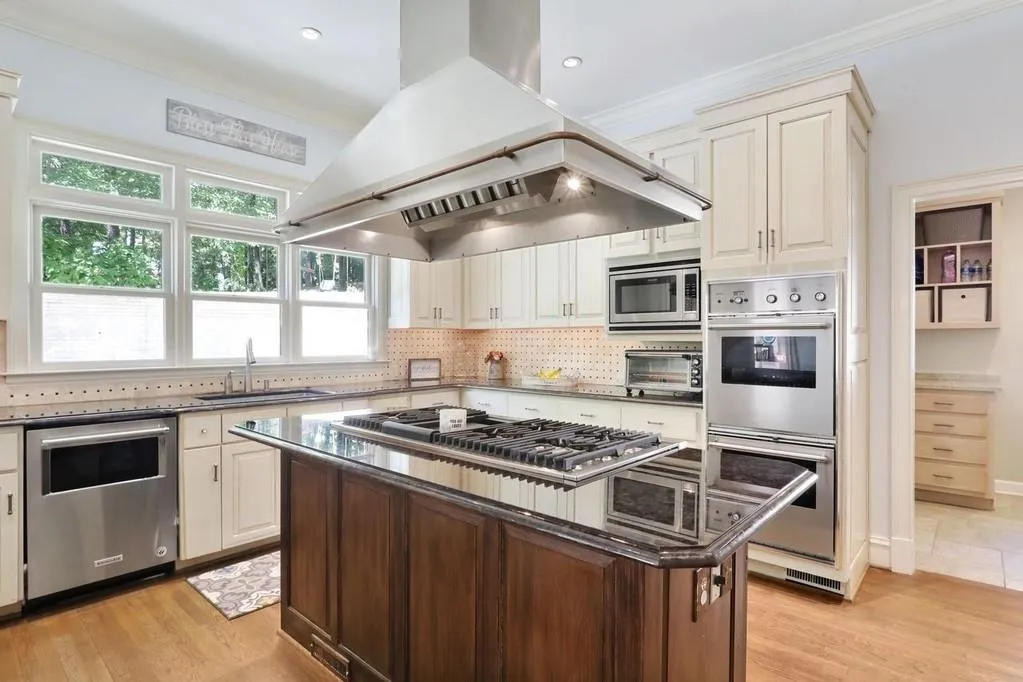 5490 New Wellington Close, Atlanta, Georgia 30327, 6 Bedrooms Bedrooms, ,5 BathroomsBathrooms,Residential,Sold,5490 New Wellington Close,6719325