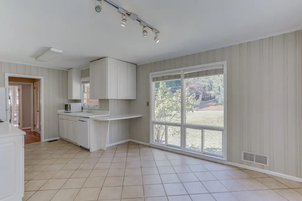 6855 Sunny Brook Lane, Sandy Springs, Georgia 30328, 3 Bedrooms Bedrooms, ,2 BathroomsBathrooms,Residential,Sold,6855 Sunny Brook Lane,6090358