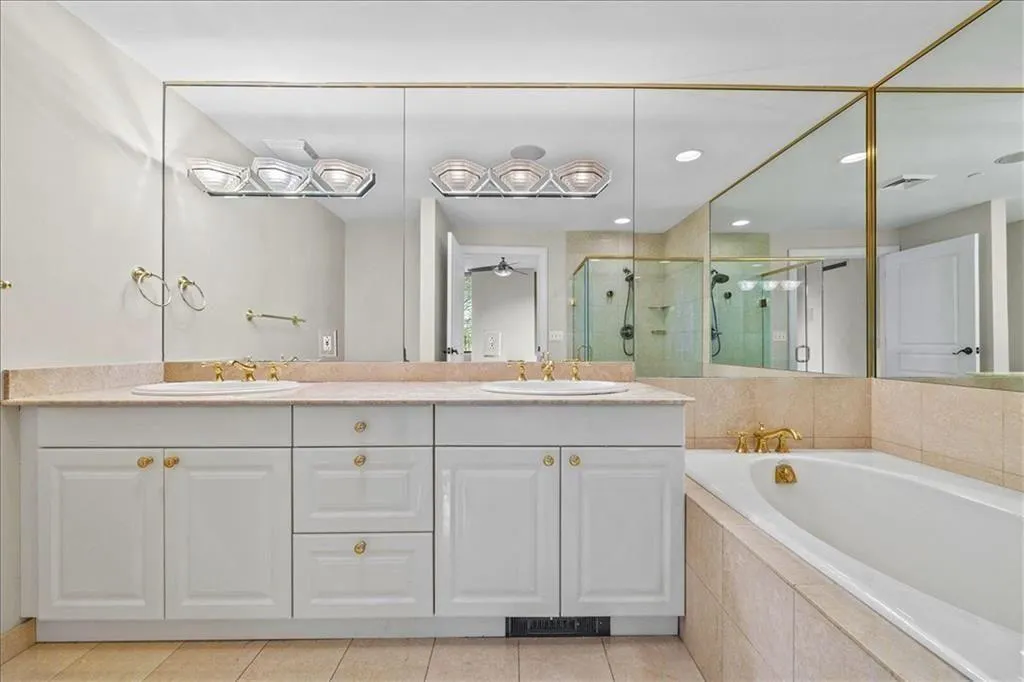 700 Park Regency Place Ne Unit 502, Atlanta, Georgia 30326, 2 Bedrooms Bedrooms, 0 ,2 BathroomsBathrooms,Residential,For Sale,700 Park Regency Place Ne Unit 502,7774769