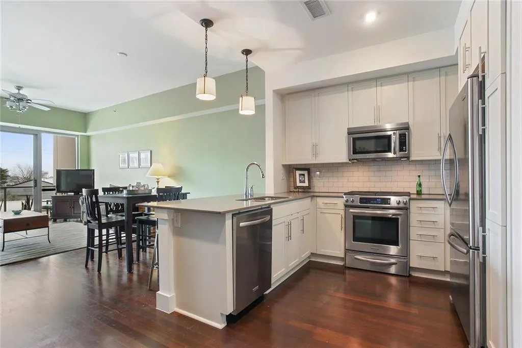 1100 Howell Mill Road Nw Unit 204, Atlanta, Georgia 30318, 1 Bedroom Bedrooms, ,1 BathroomBathrooms,Residential,Sold,1100 Howell Mill Road Nw Unit 204,5993938