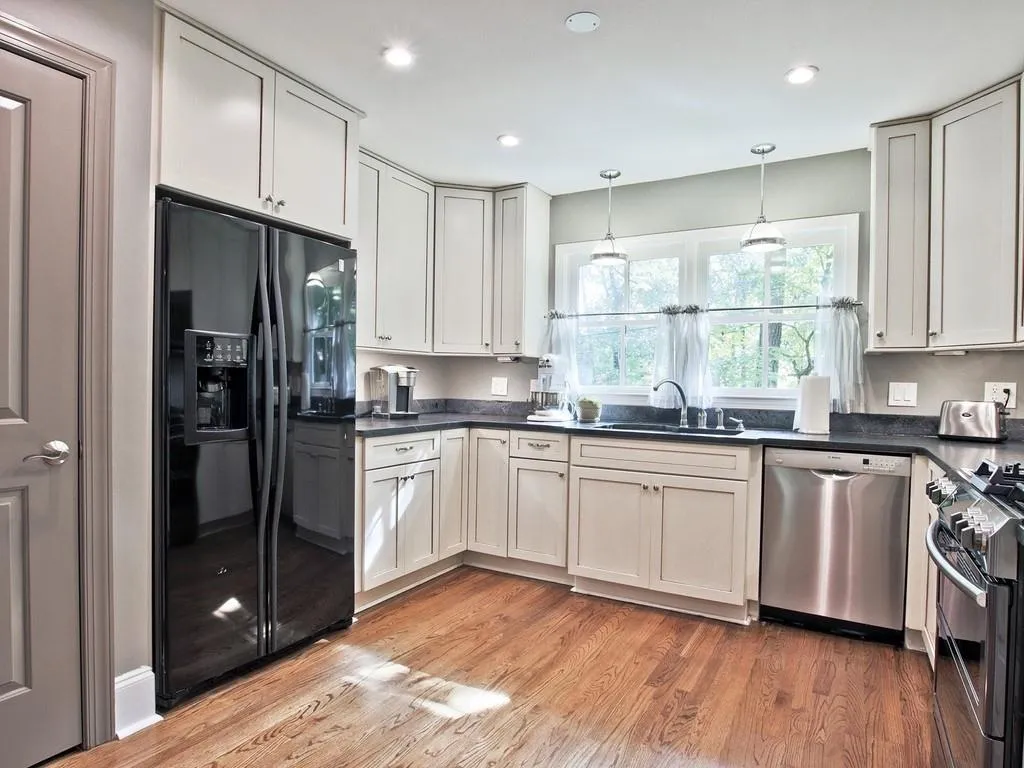 6100 Heards Creek Drive, Atlanta, Georgia 30328, 5 Bedrooms Bedrooms, ,4 BathroomsBathrooms,Residential,Sold,6100 Heards Creek Drive,6765326