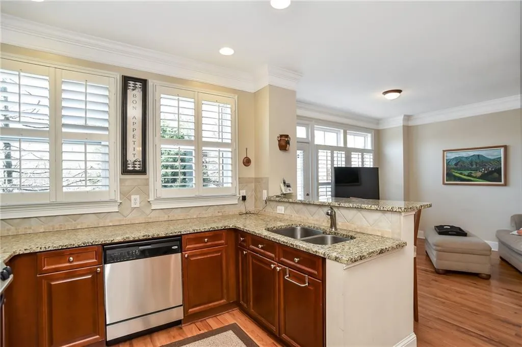 5476 Glenridge View Unit 2010, Sandy Springs, Georgia 30342, 2 Bedrooms Bedrooms, ,2 BathroomsBathrooms,Residential,Sold,5476 Glenridge View Unit 2010,5977411