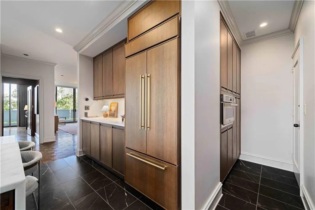 2575 Peachtree Road Ne Unit 12d, Atlanta, Georgia 30305, 2 Bedrooms Bedrooms, 0 ,2 BathroomsBathrooms,Residential,For Sale,2575 Peachtree Road Ne Unit 12d,7795332
