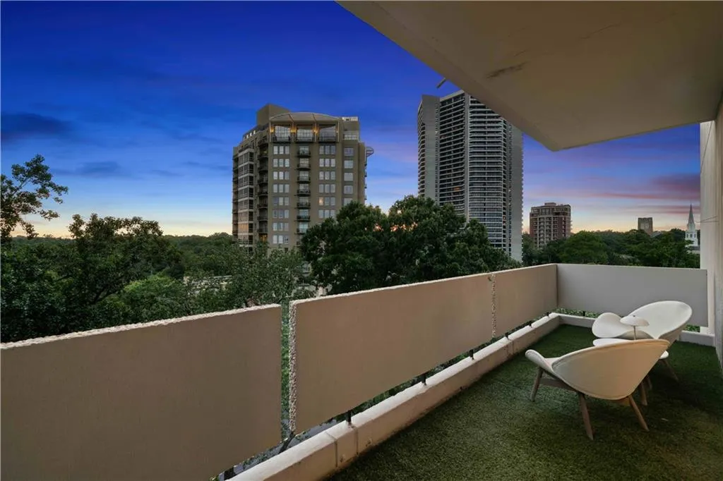 2575 Peachtree Road Ne Unit 12d, Atlanta, Georgia 30305, 2 Bedrooms Bedrooms, 0 ,2 BathroomsBathrooms,Residential,For Sale,2575 Peachtree Road Ne Unit 12d,7795332