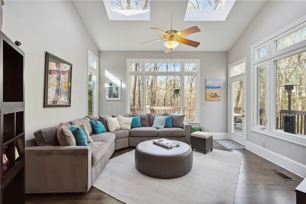 325 Park Glen Point, Sandy Springs, Georgia 30327, 5 Bedrooms Bedrooms, ,4 BathroomsBathrooms,Residential,Sold,325 Park Glen Point,7194560