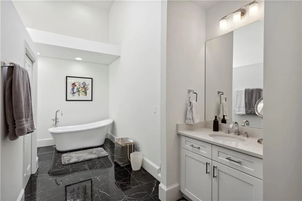 325 Park Glen Point, Sandy Springs, Georgia 30327, 5 Bedrooms Bedrooms, ,4 BathroomsBathrooms,Residential,Sold,325 Park Glen Point,7194560